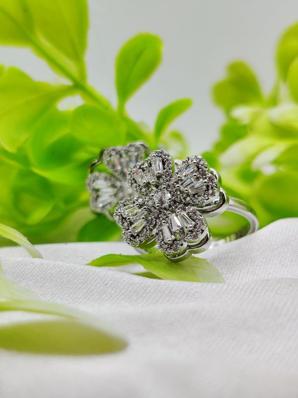 1 Piece Imported Dazzling Movable Floral Blossom Adjustable Rings