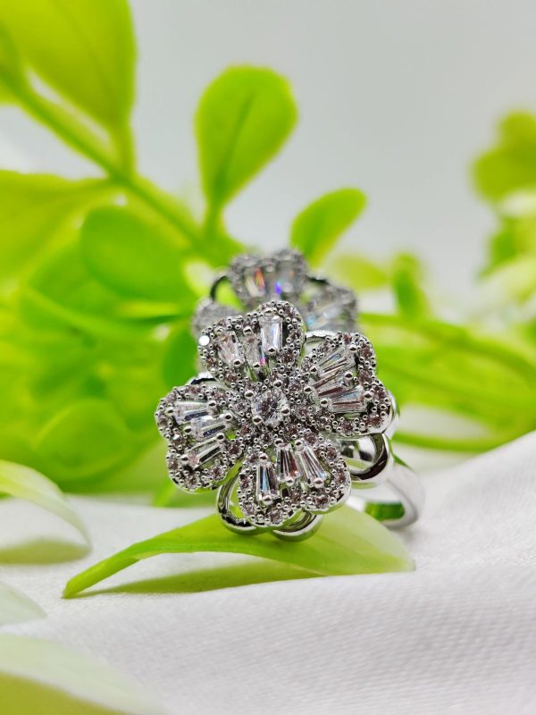 1 Piece Imported Dazzling Movable Floral Blossom Adjustable Rings